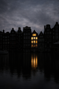 Off-grid wonen: één huis met stroom tijdens black-out